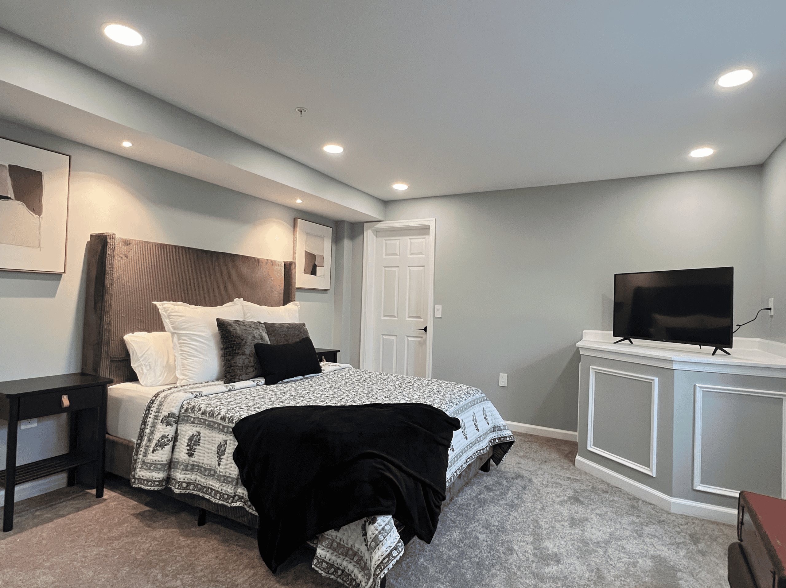 Modern bedroom with cozy decor and soft lighting.